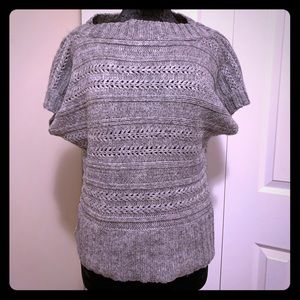 Sleeveless gray sweater / vest
